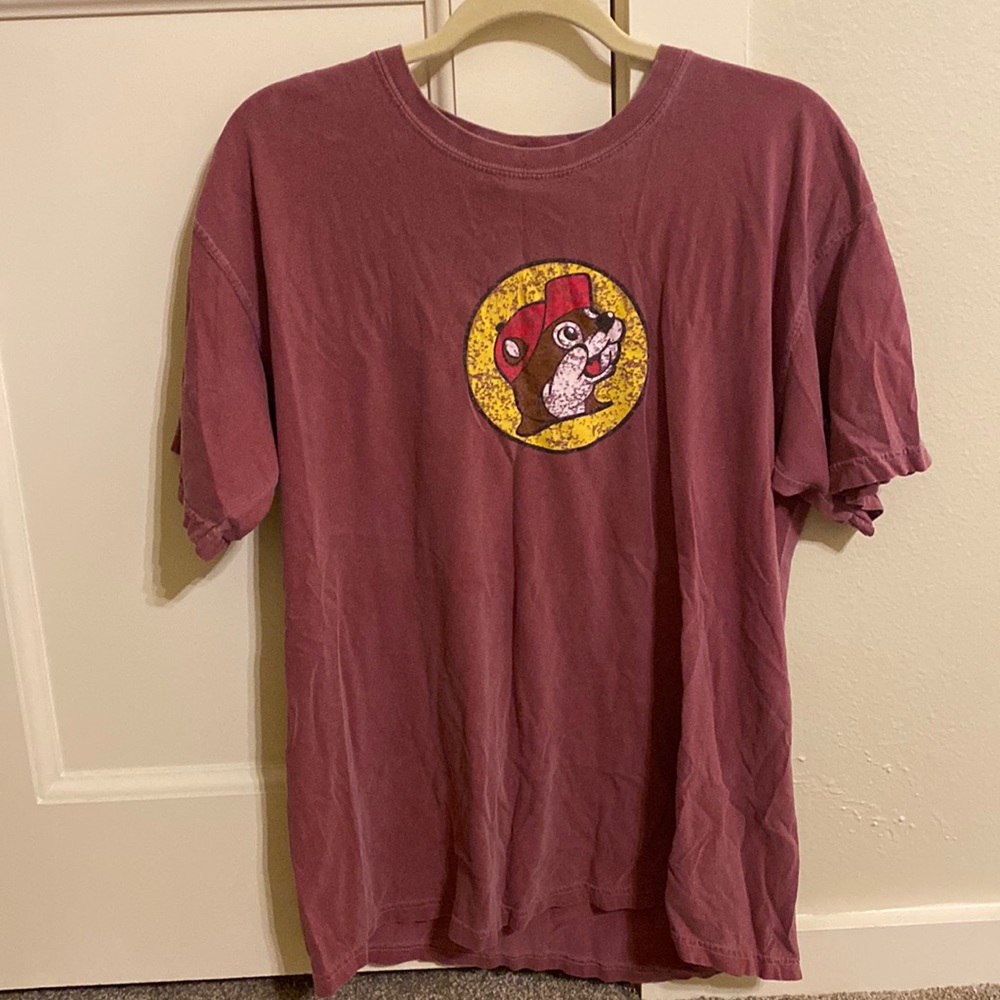 cute buc-ee’s shirt!!